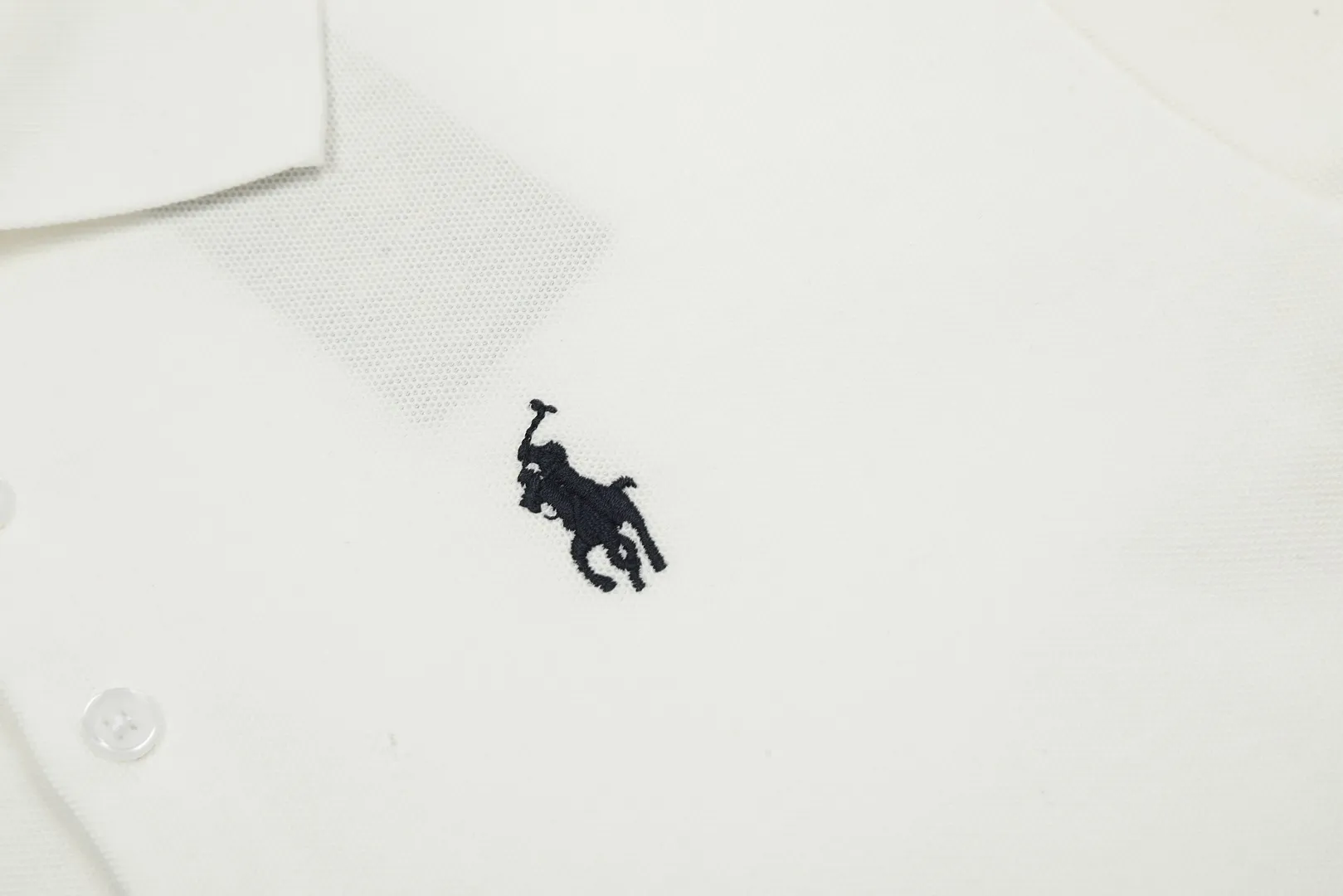 🅿️152 "Top quality" Style number: DS004# (not off the shelves all year round) [Ralph Lauren classic pony embroidered lapels women's slim fit POLO short sleeves] ✅Ralph Lauren Ralph Lauren classic basic women's all-match slim fit POLO short sleeves ✅Main supplier platform live broadcast Wholesale entities Replenish when out of stock Not off the shelves ✅ZP quality 1:1 pattern making Scan the code to enter the GF website Z cabinet quality ✅Details and quality are the only one in Guangzhou. Imported pique fabrics focus on high-end and cost-effective. Needless to say good quality. ✅The version is restored to the original order. The maximum size can be worn up to 130 pounds. Loose, comfortable and stress-free.